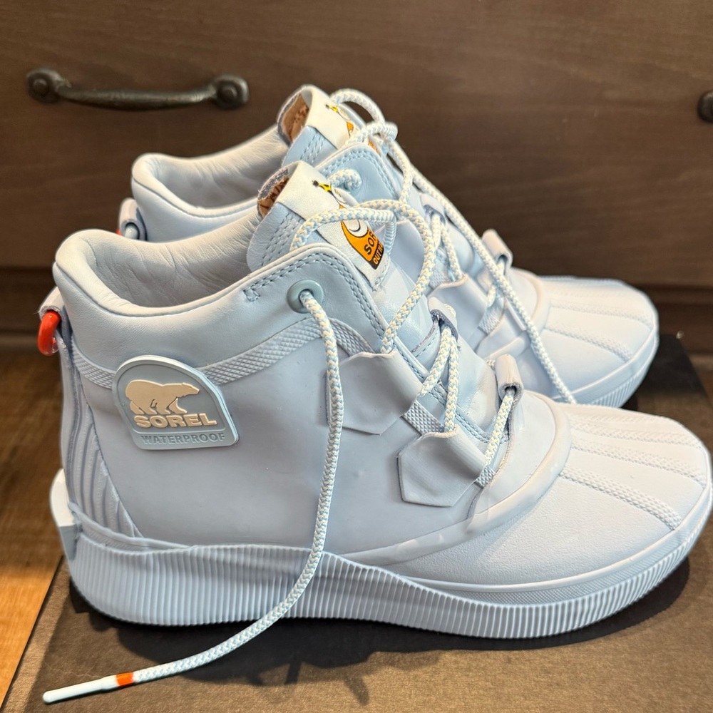 Women’s Sorel light blue snow boots